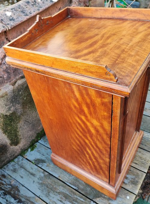 A QUALITY VICTORIAN SCOTTISH SATINWOOD BEDSIDE CABINET - ADDITIONAL PHOTO 4