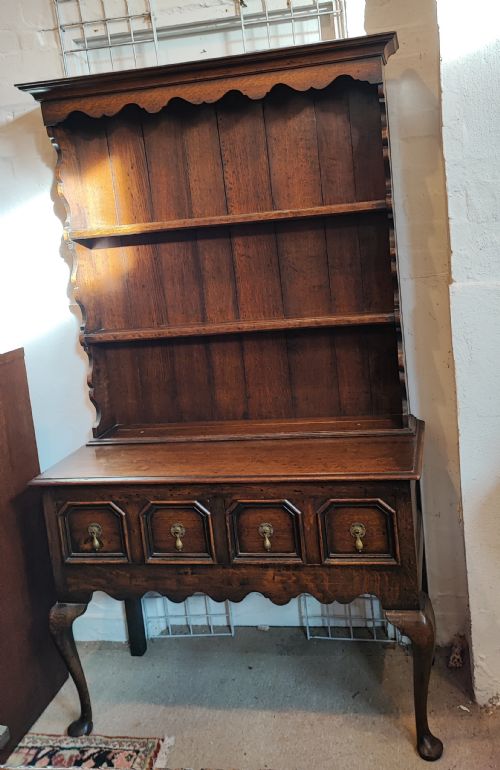 an antique oak dresser - CATEGORY: ANTIQUE DRESSERS - DATED 1900