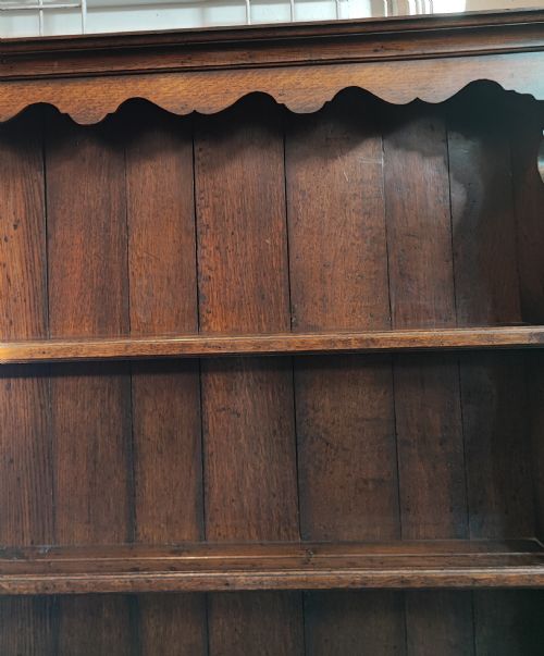 AN ANTIQUE OAK DRESSER - ADDITIONAL PHOTO 1