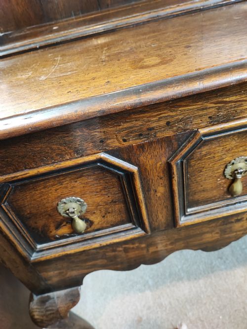 AN ANTIQUE OAK DRESSER - ADDITIONAL PHOTO 6