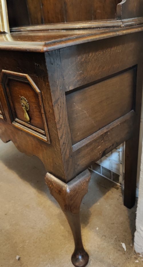 AN ANTIQUE OAK DRESSER - ADDITIONAL PHOTO 7