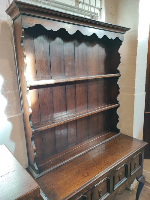 AN ANTIQUE OAK DRESSER - ADDITIONAL PHOTO 8