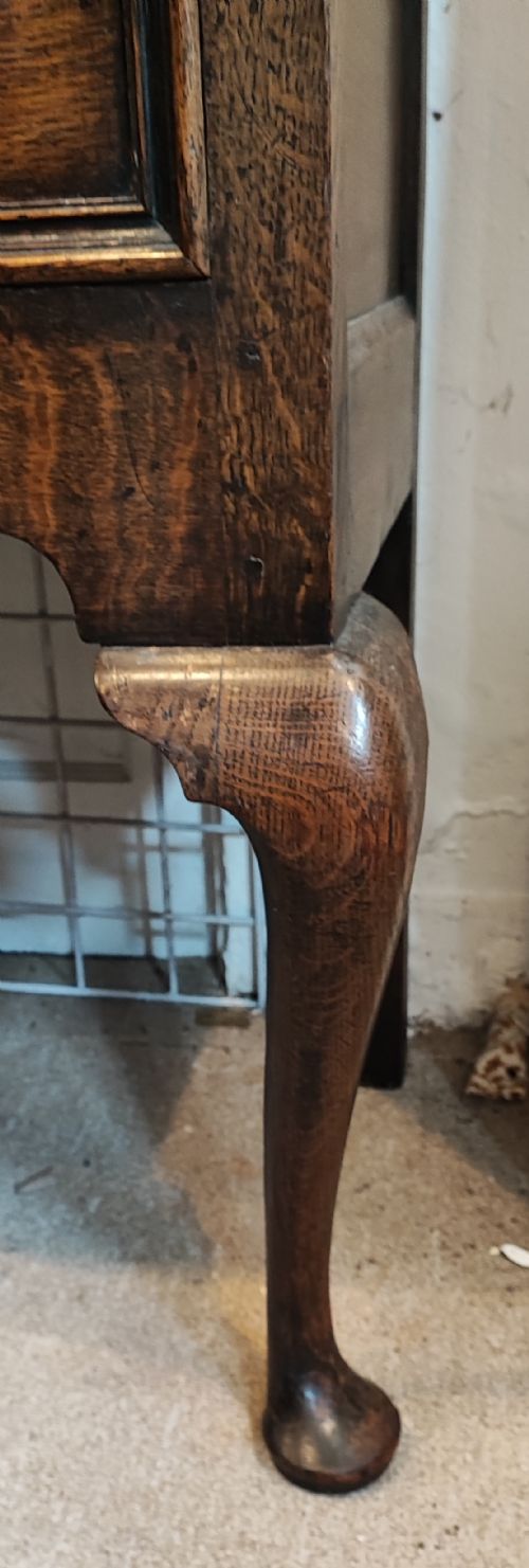 AN ANTIQUE OAK DRESSER - ADDITIONAL PHOTO 9