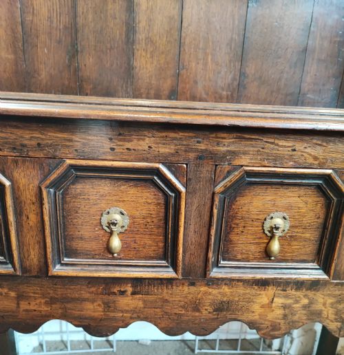 AN ANTIQUE OAK DRESSER - ADDITIONAL PHOTO 11