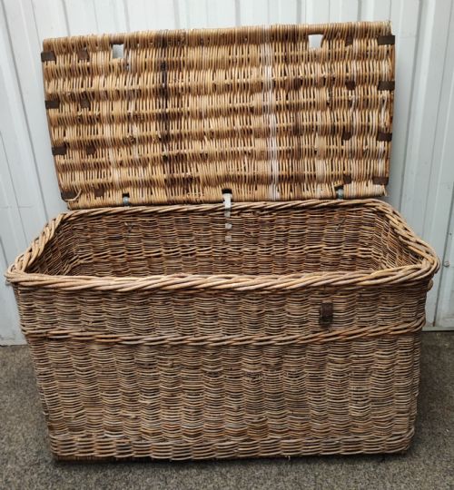 antique wicker log or laundry basket of extra large size - CATEGORY: ANTIQUE MISCELLANEOUS - DATED 1920