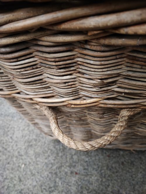 ANTIQUE WICKER LOG OR LAUNDRY BASKET OF EXTRA LARGE SIZE - ADDITIONAL PHOTO 1