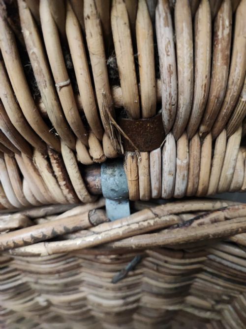 ANTIQUE WICKER LOG OR LAUNDRY BASKET OF EXTRA LARGE SIZE - ADDITIONAL PHOTO 2