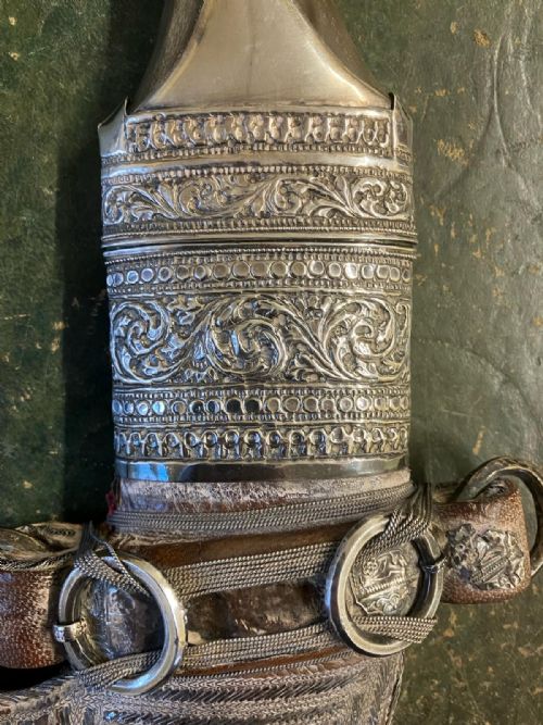 TRIBAL ART FINELY DECORATED SILVER CLAD OMANI JAMBIYA DAGGER WITH HORN HILT - ADDITIONAL PHOTO 4