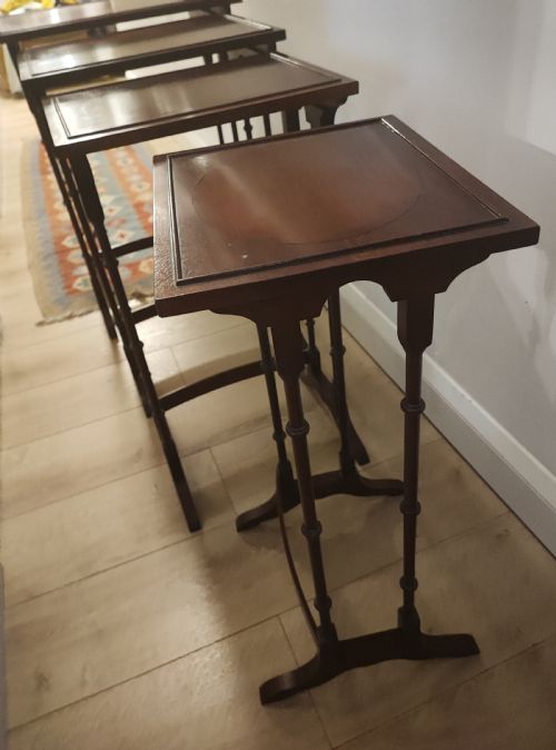 MAHOGANY QUARTETO OF TABLES IN THE GEORGE III STYLE - ADDITIONAL PHOTO 2
