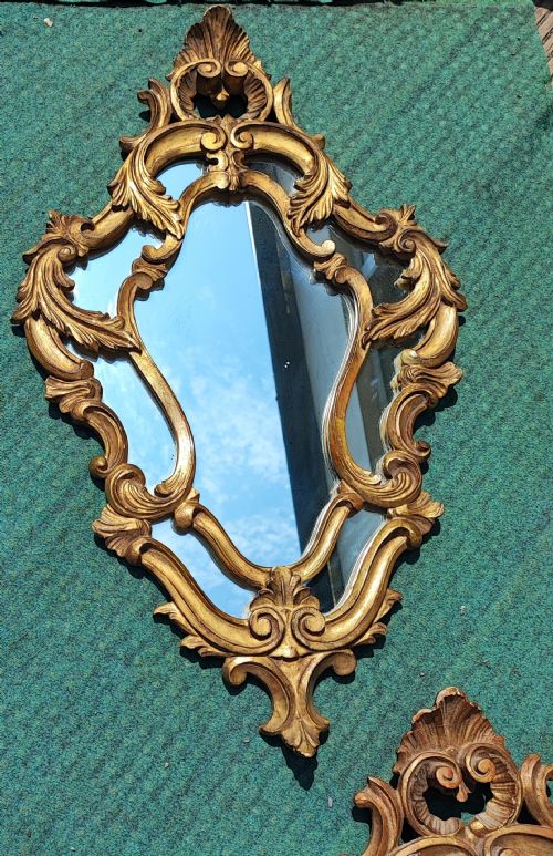 AN ANTIQUE PAIR OF CARVED ITALIAN GILTWOOD MIRRORS - ADDITIONAL PHOTO 4