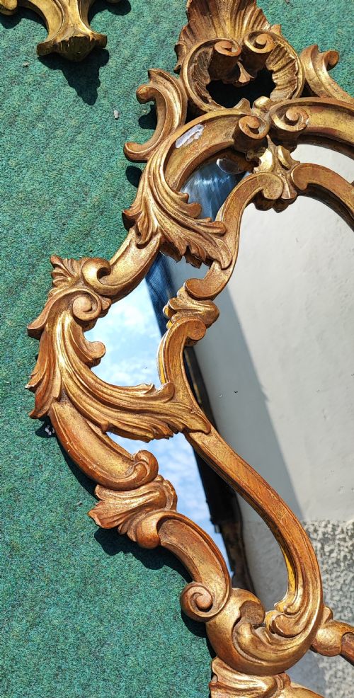 AN ANTIQUE PAIR OF CARVED ITALIAN GILTWOOD MIRRORS - ADDITIONAL PHOTO 6