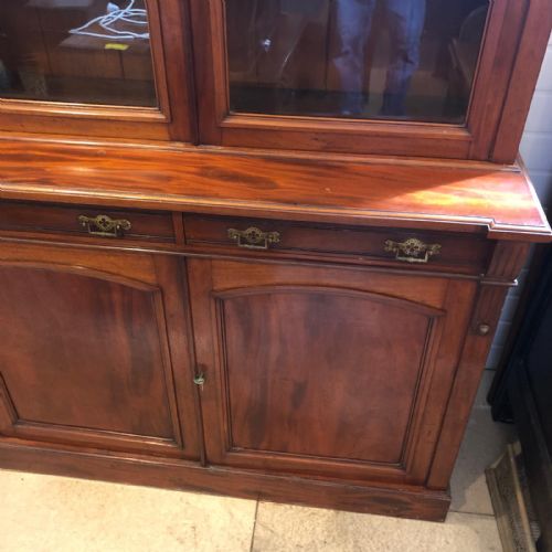 AN ANTIQUE MAHOGANY 2 DOOR BOOKCASE - ADDITIONAL PHOTO 1