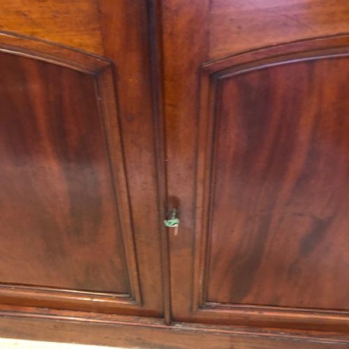 AN ANTIQUE MAHOGANY 2 DOOR BOOKCASE - ADDITIONAL PHOTO 4