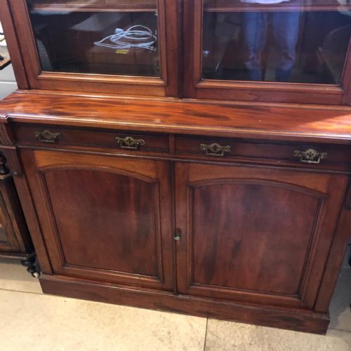 AN ANTIQUE MAHOGANY 2 DOOR BOOKCASE - ADDITIONAL PHOTO 5