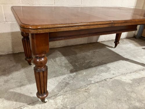 A VICTORIAN MAHOGANY EXTENDING DINING TABLE - ADDITIONAL PHOTO 1