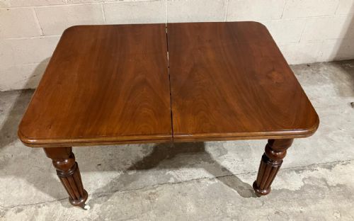 A VICTORIAN MAHOGANY EXTENDING DINING TABLE - ADDITIONAL PHOTO 2