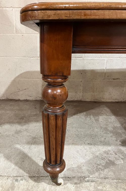 A VICTORIAN MAHOGANY EXTENDING DINING TABLE - ADDITIONAL PHOTO 3