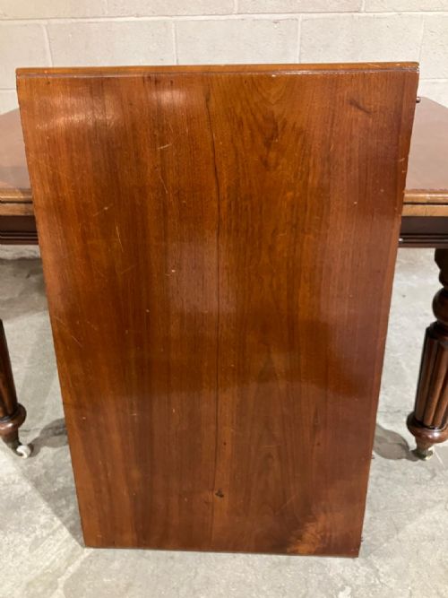 A VICTORIAN MAHOGANY EXTENDING DINING TABLE - ADDITIONAL PHOTO 4