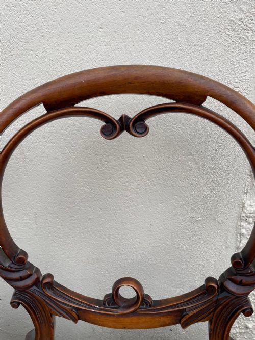 A VICTORIAN PAIR OF CARVED WALNUT AND NEEDLEWORK DINING CHAIRS - ADDITIONAL PHOTO 1