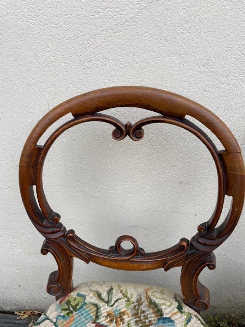 A VICTORIAN PAIR OF CARVED WALNUT AND NEEDLEWORK DINING CHAIRS - ADDITIONAL PHOTO 4