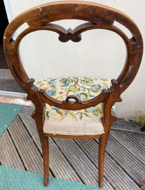 A VICTORIAN PAIR OF CARVED WALNUT AND NEEDLEWORK DINING CHAIRS - ADDITIONAL PHOTO 5