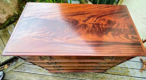 A QUALITY MAHOGANY CHEST OF DRAWERS IN THE GEORGE III STYLE - ADDITIONAL PHOTO 3