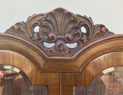 A QUALITY WALNUT DISPLAY CABINET IN THE QUEEN ANNE STYLE - ADDITIONAL PHOTO 1