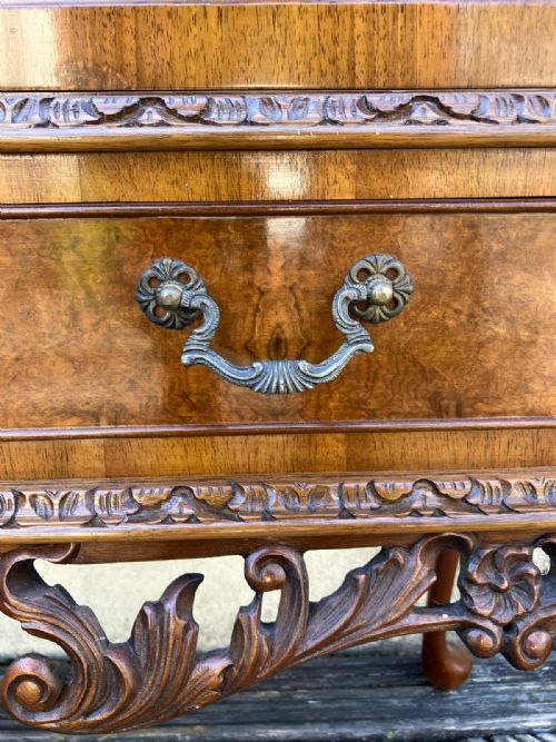 A QUALITY WALNUT DISPLAY CABINET IN THE QUEEN ANNE STYLE - ADDITIONAL PHOTO 2