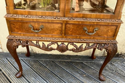 A QUALITY WALNUT DISPLAY CABINET IN THE QUEEN ANNE STYLE - ADDITIONAL PHOTO 3