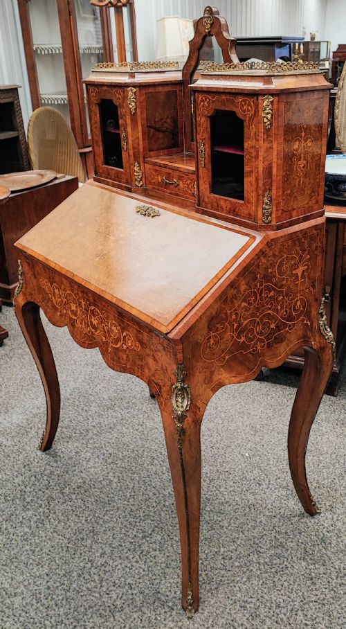 superb victorian ladies burr walnut desk - CATEGORY: ANTIQUE BUREAU - DATED VICTORIAN