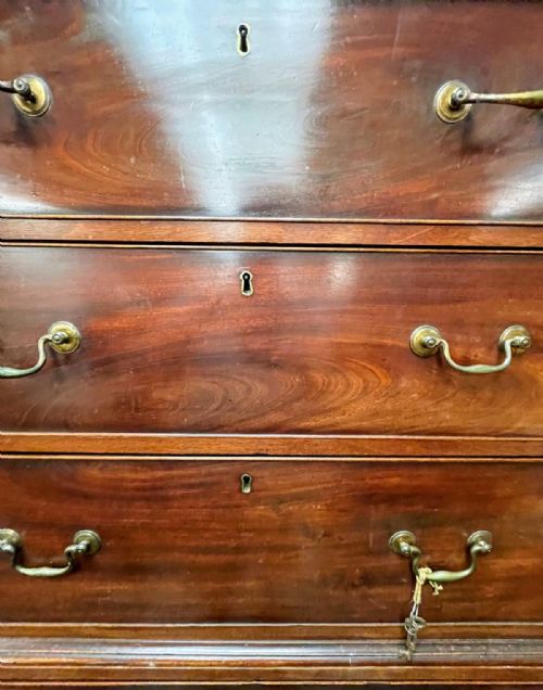 CHARMING GEORGIAN MAHOGANY CHEST ON CHEST OF SMALL PROPORTION - ADDITIONAL PHOTO 1