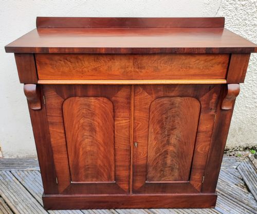 a quality victorian mahogany 2 door side cabinet chiffonier - CATEGORY: ANTIQUE SIDEBOARDS - DATED VICTORIAN