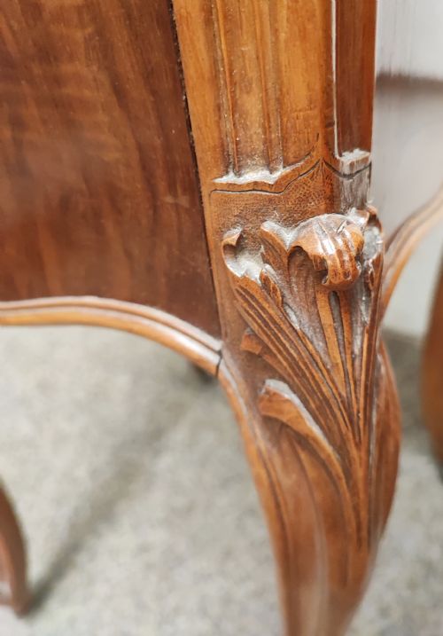 AN ANTIQUE MATCHED PAIR OF FRENCH MARBLE TOP BEDSIDE CABINETS - ADDITIONAL PHOTO 10