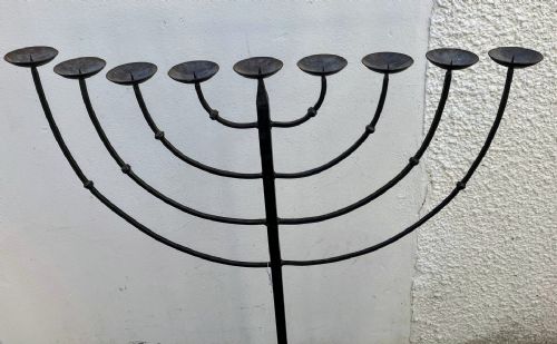 A CAST IRON HANUKKAH MENORAH TALL CANDLE STAND - ADDITIONAL PHOTO 2