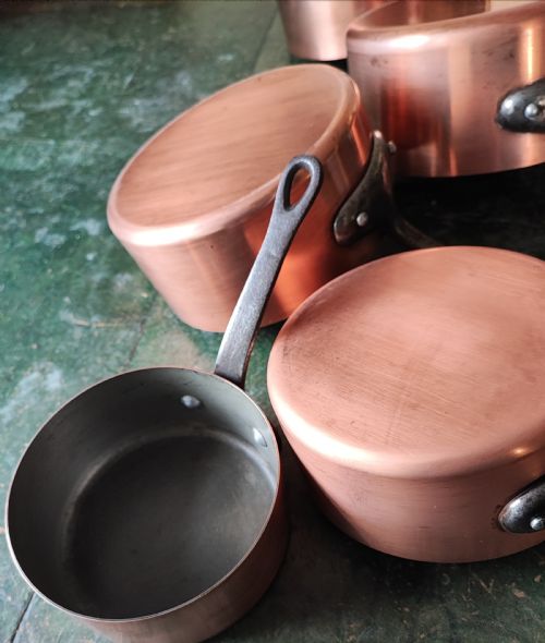 AN ANTIQUE SET OF 5 FRENCH GRADUATED COPPER AND IRON PANS - ADDITIONAL PHOTO 3