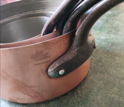 AN ANTIQUE SET OF 5 FRENCH GRADUATED COPPER AND IRON PANS - ADDITIONAL PHOTO 7