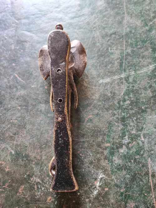 A VICTORIAN BRASS ELEPHANT DOOR KNOCKER - ADDITIONAL PHOTO 3