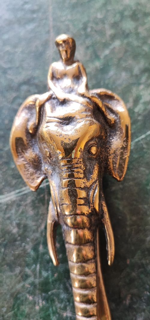 A VICTORIAN BRASS ELEPHANT DOOR KNOCKER - ADDITIONAL PHOTO 5