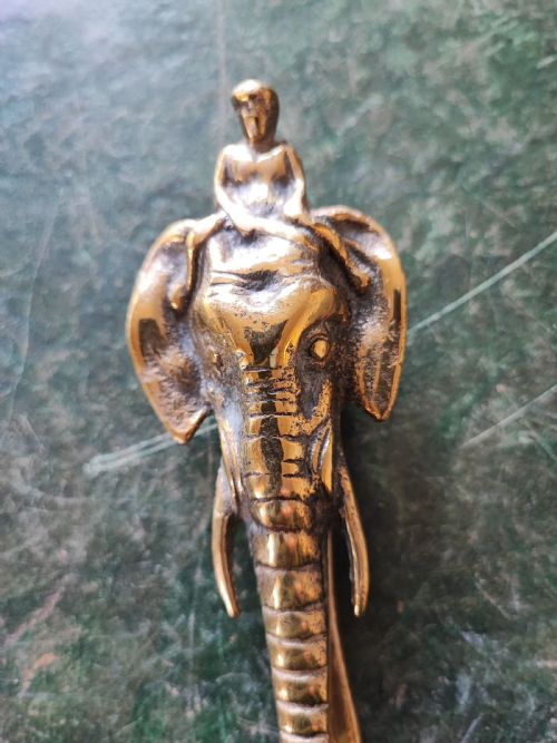 A VICTORIAN BRASS ELEPHANT DOOR KNOCKER - ADDITIONAL PHOTO 6