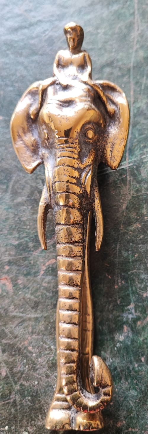 A VICTORIAN BRASS ELEPHANT DOOR KNOCKER - ADDITIONAL PHOTO 7