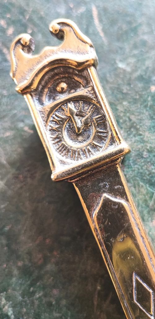 AN UNUSUAL SMALL BRASS ANTIQUE GRANDFATHER CLOCK DOOR KNOCKER - ADDITIONAL PHOTO 2