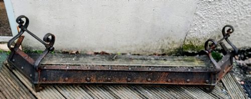 ANTIQUE GRAND ARTS AND CRAFTS IRON FENDER - ADDITIONAL PHOTO 4
