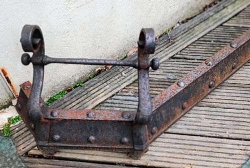 ANTIQUE GRAND ARTS AND CRAFTS IRON FENDER - ADDITIONAL PHOTO 5