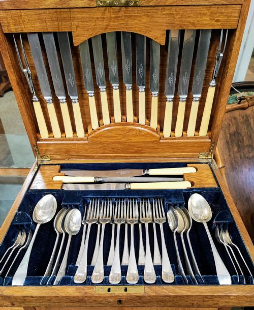 antique canteen of cutlery for 6 place settings - CATEGORY: ANTIQUE METAL - DATED 1920