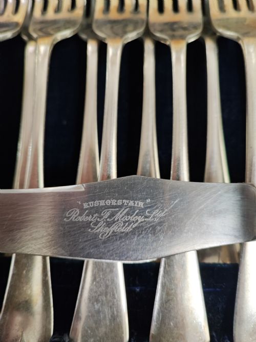 ANTIQUE CANTEEN OF CUTLERY FOR 6 PLACE SETTINGS - ADDITIONAL PHOTO 1