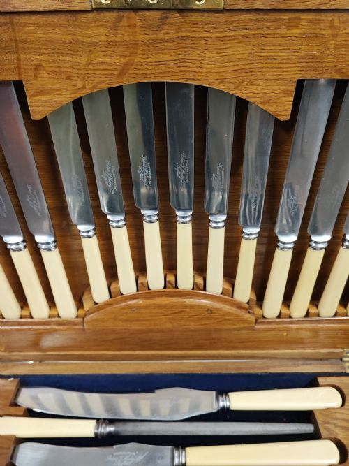 ANTIQUE CANTEEN OF CUTLERY FOR 6 PLACE SETTINGS - ADDITIONAL PHOTO 5