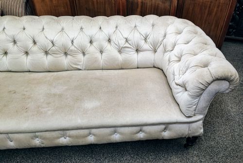 A LARGE VICTORIAN CHESTERFIELD SOFA - ADDITIONAL PHOTO 1