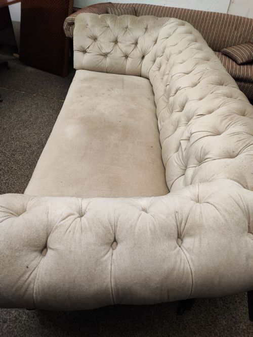 A LARGE VICTORIAN CHESTERFIELD SOFA - ADDITIONAL PHOTO 3