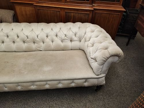 A LARGE VICTORIAN CHESTERFIELD SOFA - ADDITIONAL PHOTO 4
