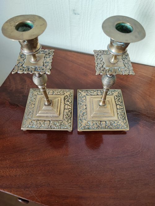 PAIR OF VICTORIAN BRASS CANDLESTICKS - ADDITIONAL PHOTO 1